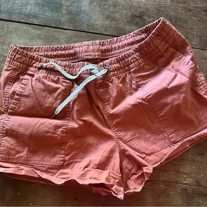 Vuori women’s rip stop vintage short in stoneware. Size large.